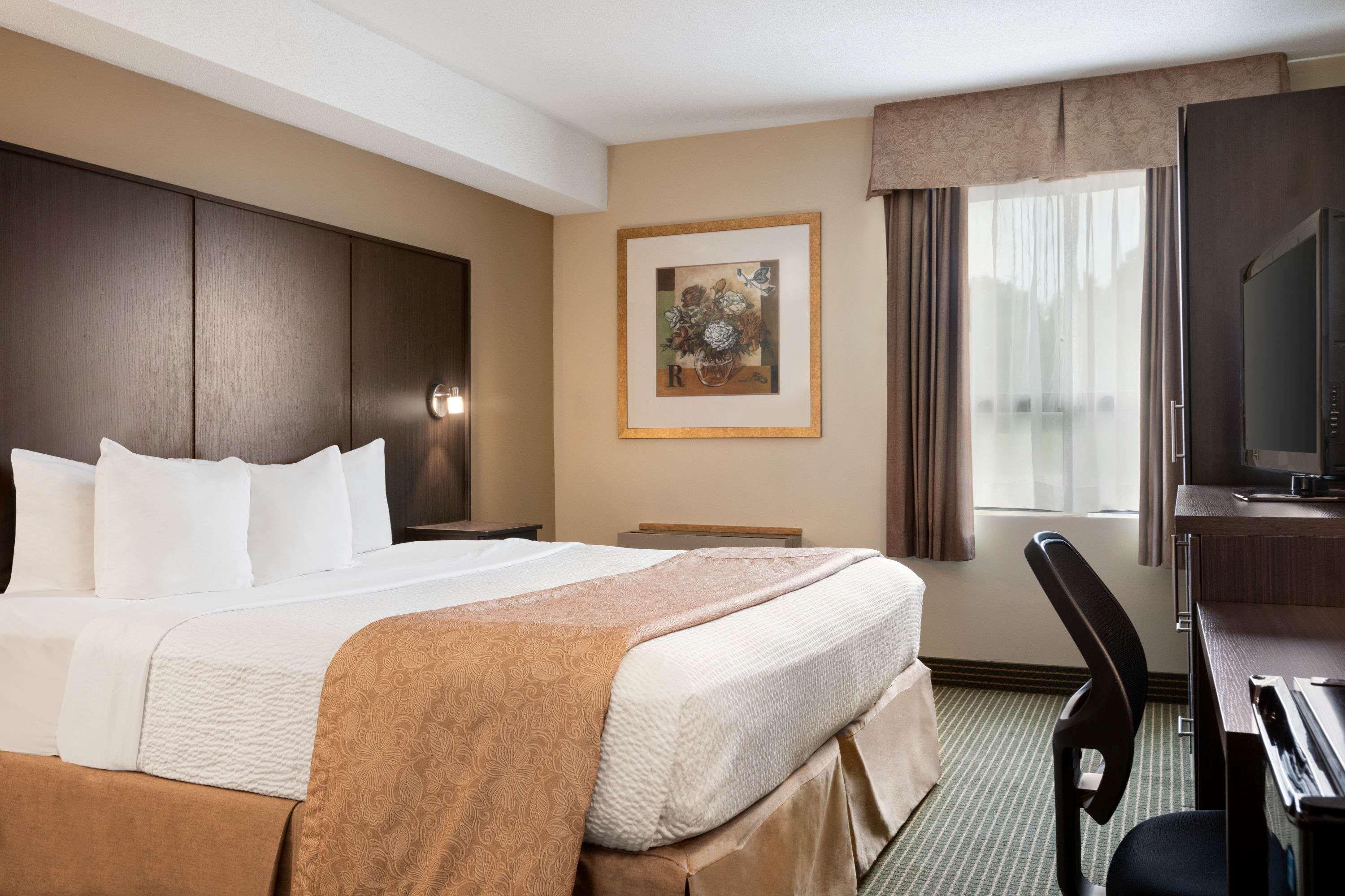 Days Inn By Wyndham Renfrew Conference Centre Extérieur photo