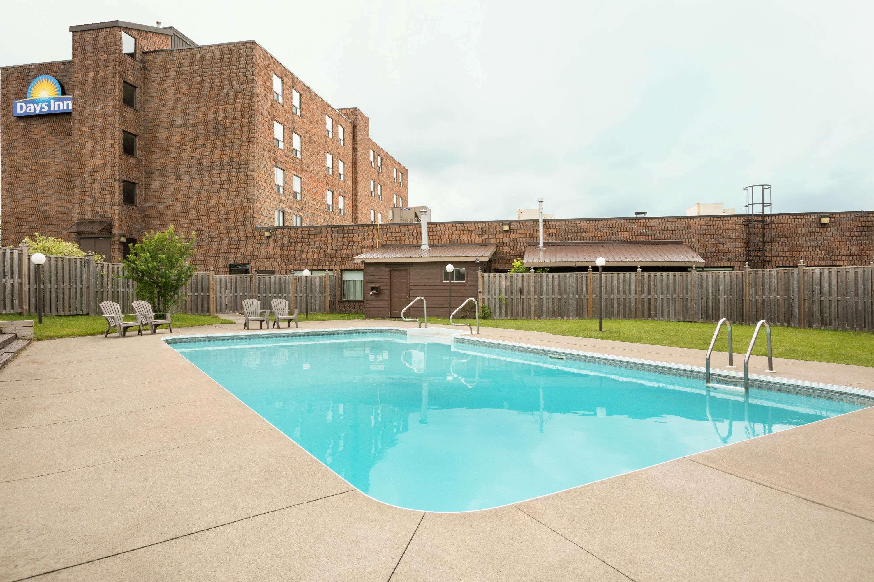 Days Inn By Wyndham Renfrew Conference Centre Extérieur photo