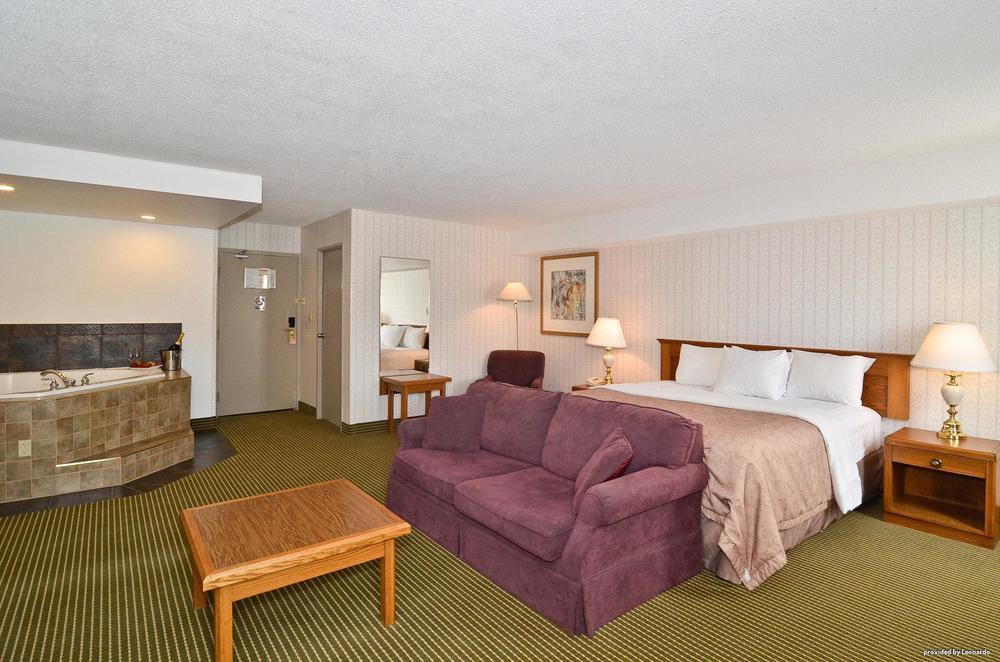 Days Inn By Wyndham Renfrew Conference Centre Extérieur photo