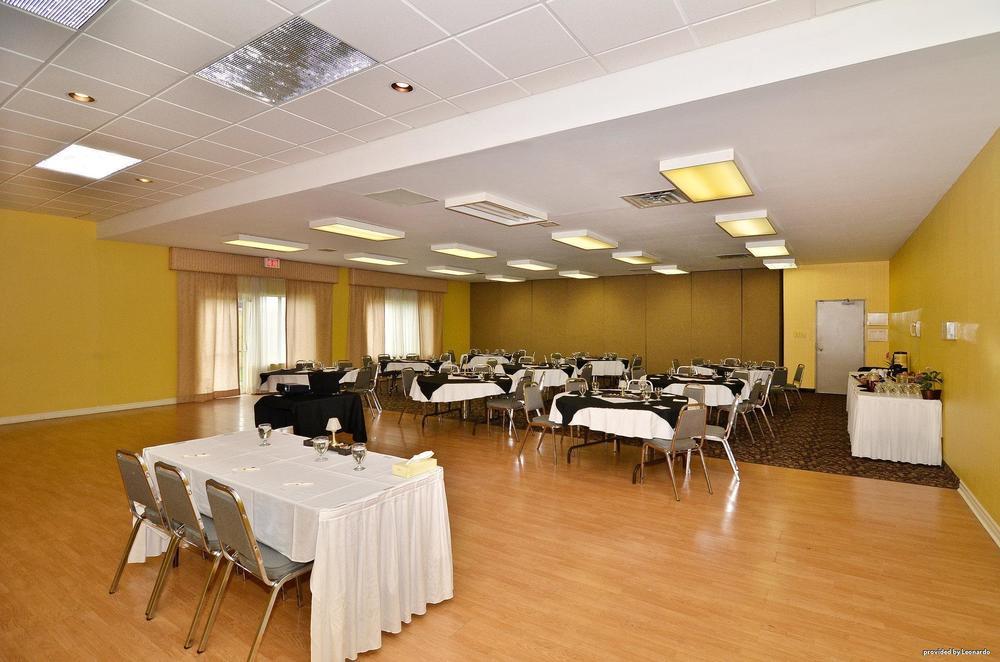 Days Inn By Wyndham Renfrew Conference Centre Extérieur photo