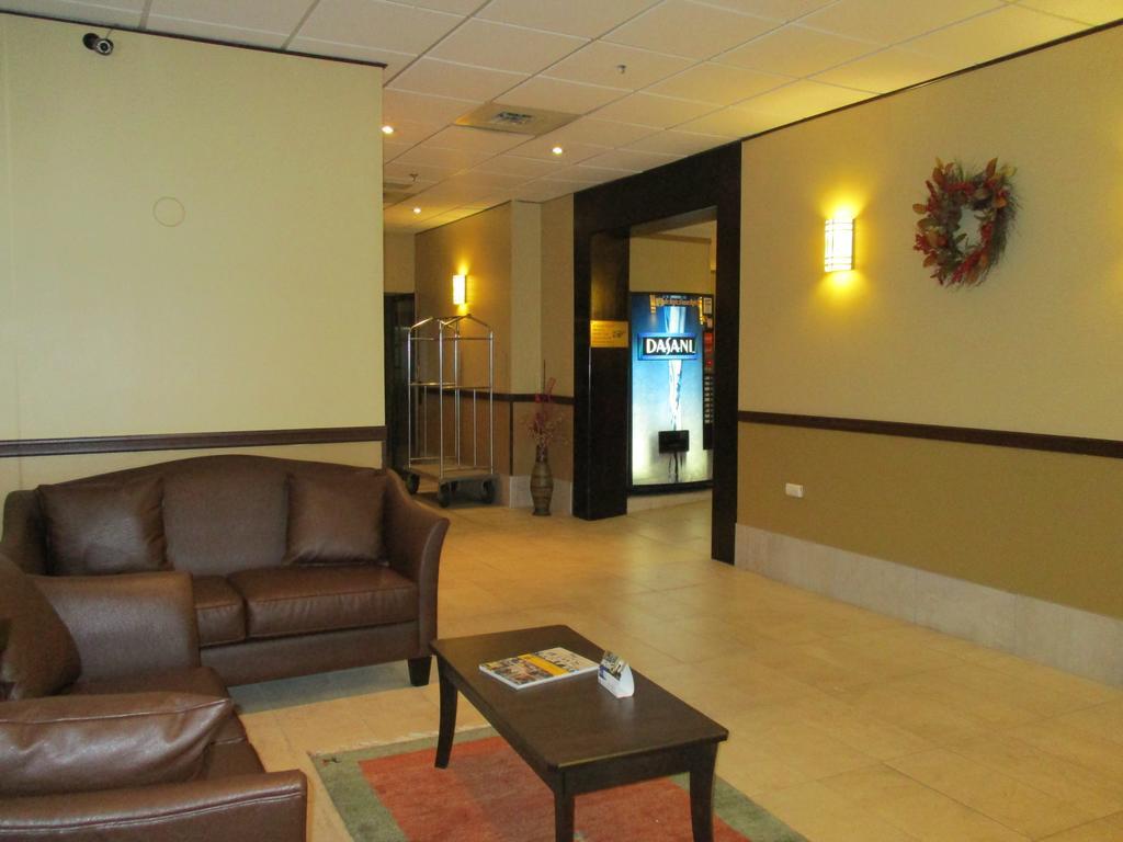 Days Inn By Wyndham Renfrew Conference Centre Extérieur photo